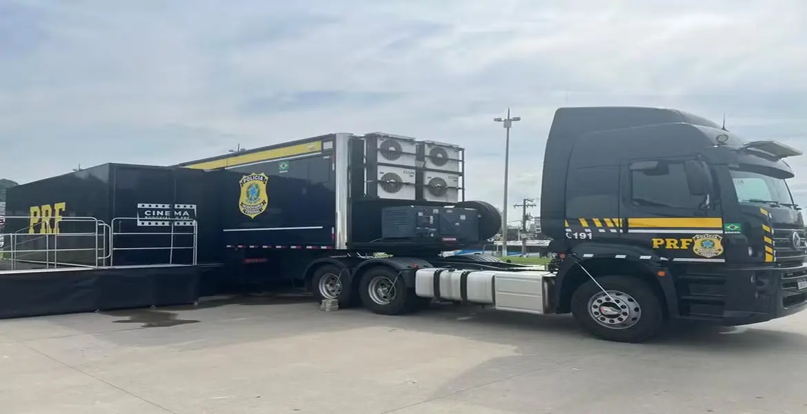 Carreta da PRF leva cinema educativo ao trânsito em Petrópolis