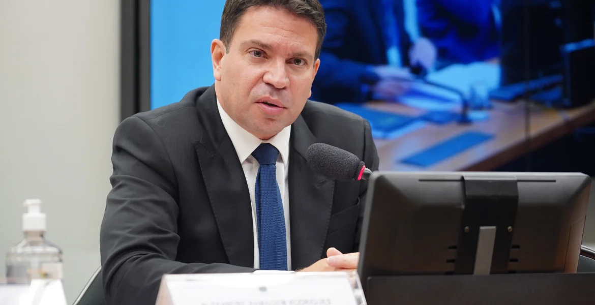 Ramagem é solto nos EUA após detenção por imigração e futuro segue indefinido