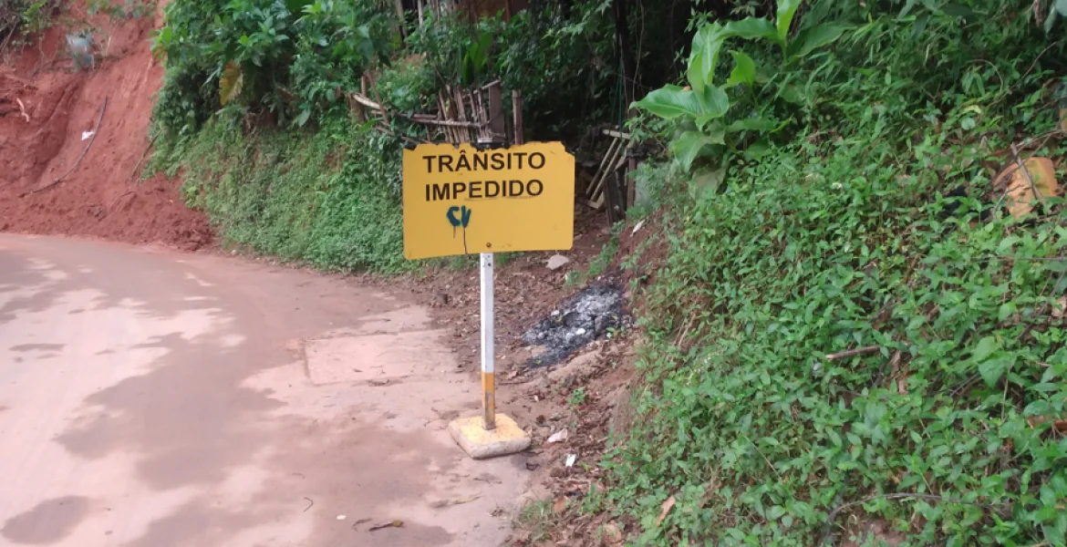 Prefeitura libera Estrada Geny Martins de Souza após queda de barreira em Itaipava
