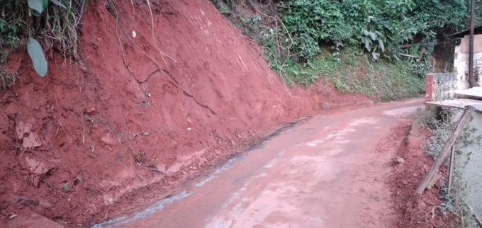 Prefeitura libera Estrada Geny Martins de Souza após queda de barreira em Itaipava