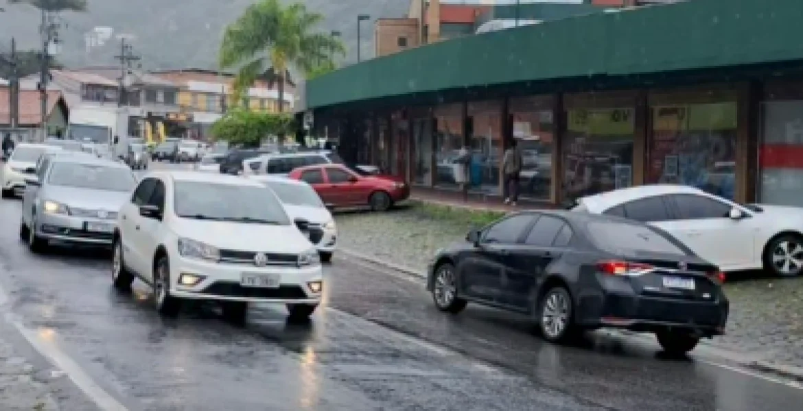 Motoristas na contramão preocupam moradores em frente a shopping de Itaipava