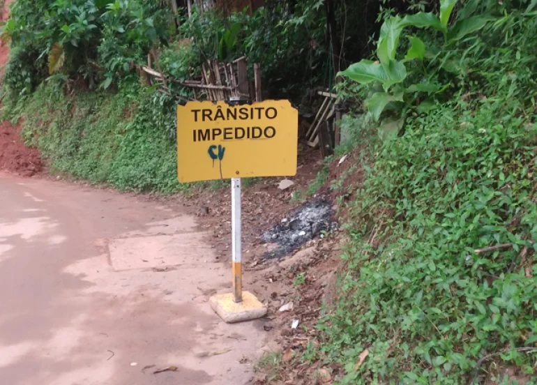 Prefeitura libera Estrada Geny Martins de Souza após queda de barreira em Itaipava