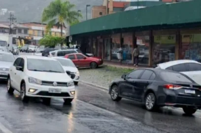 Motoristas na contramão preocupam moradores em frente a shopping de Itaipava